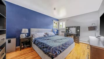 3 bedrooms, desk, iron/ironing board, free WiFi