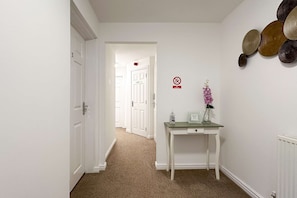 House | 6 bedrooms, desk, Internet