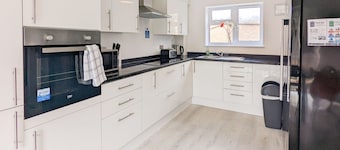 Group Stay Deasls on Outfield 5BR House w 10 Beds