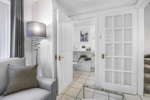 Room - Elegant 4BR House Near City Centre Angus Suites (Peterborough)