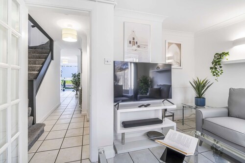 Elegant 4BR House Near City Centre Angus Suites