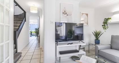 Elegant 4BR House Near City Centre Angus Suites