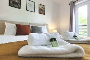 4 bedrooms, Internet - Last Minute Deals 4BR House of Four Chimneys (Peterborough)