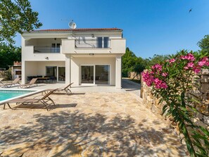 Exterior - Wonderful private villa with private pool, A/C, WIFI, TV, terrace, pets allowed and panoramic view (Biograd Na Moru)