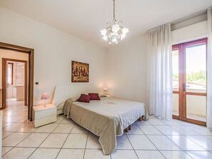 3 bedrooms, travel crib, free WiFi