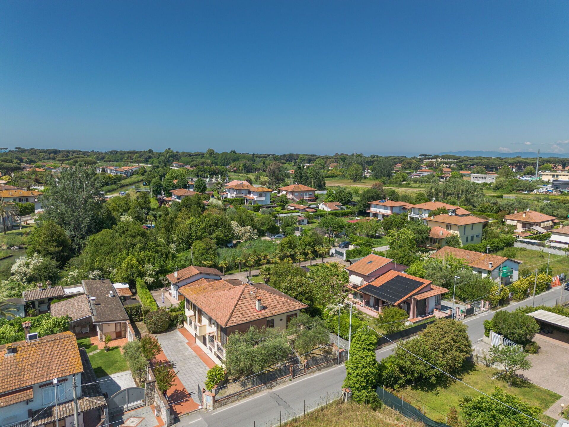 Un quartier résidentiel avec des maisons, des rues et des espaces verts.