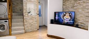 4-bed Barnwell Retreat- Sleeps10, Garden & Parking
