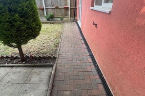 Property grounds - 4-bed Barnwell Retreat- Sleeps 9, Garden & Parking (Stevenage)