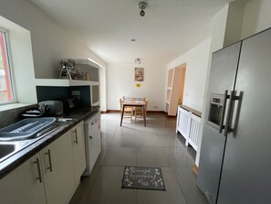 Fridge, microwave, oven, stovetop - 4-bed Barnwell Retreat- Sleeps10, Garden & Parking (Stevenage)