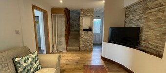 4-bed Barnwell Retreat- Sleeps10, Garden & Parking