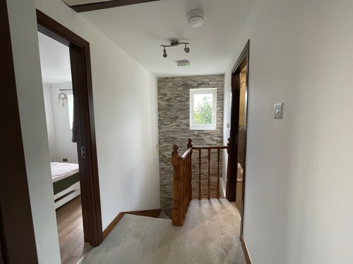 4-bed Barnwell Retreat- Sleeps10, Garden & Parking