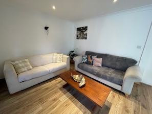 TV - 4-bed Barnwell Retreat- Sleeps10, Garden & Parking (Stevenage)