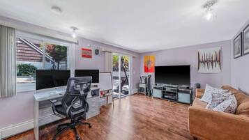 Smart TV, reproductor de DVD, libros, estéreo