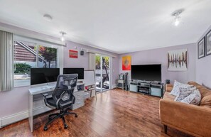 Een smart-tv, een dvd-speler, boeken en een stereo