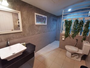 Deluxe Suite, River View | Bathroom | Hair dryer, towels, soap, shampoo - House of moon phase (Chachoengsao)