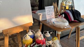 Un taller d'art amb cavallets, llenços i material artístic.