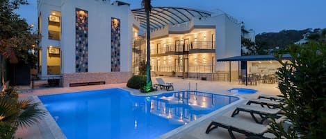 Piscine extérieure (ouverte en saison)