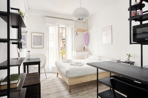 Departamento, 2 habitaciones, 2 baños | Escritorio y espacio para trabajar con laptop