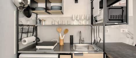 Comfort Apartment, City View | Private kitchen | Coffee/tea maker, electric kettle