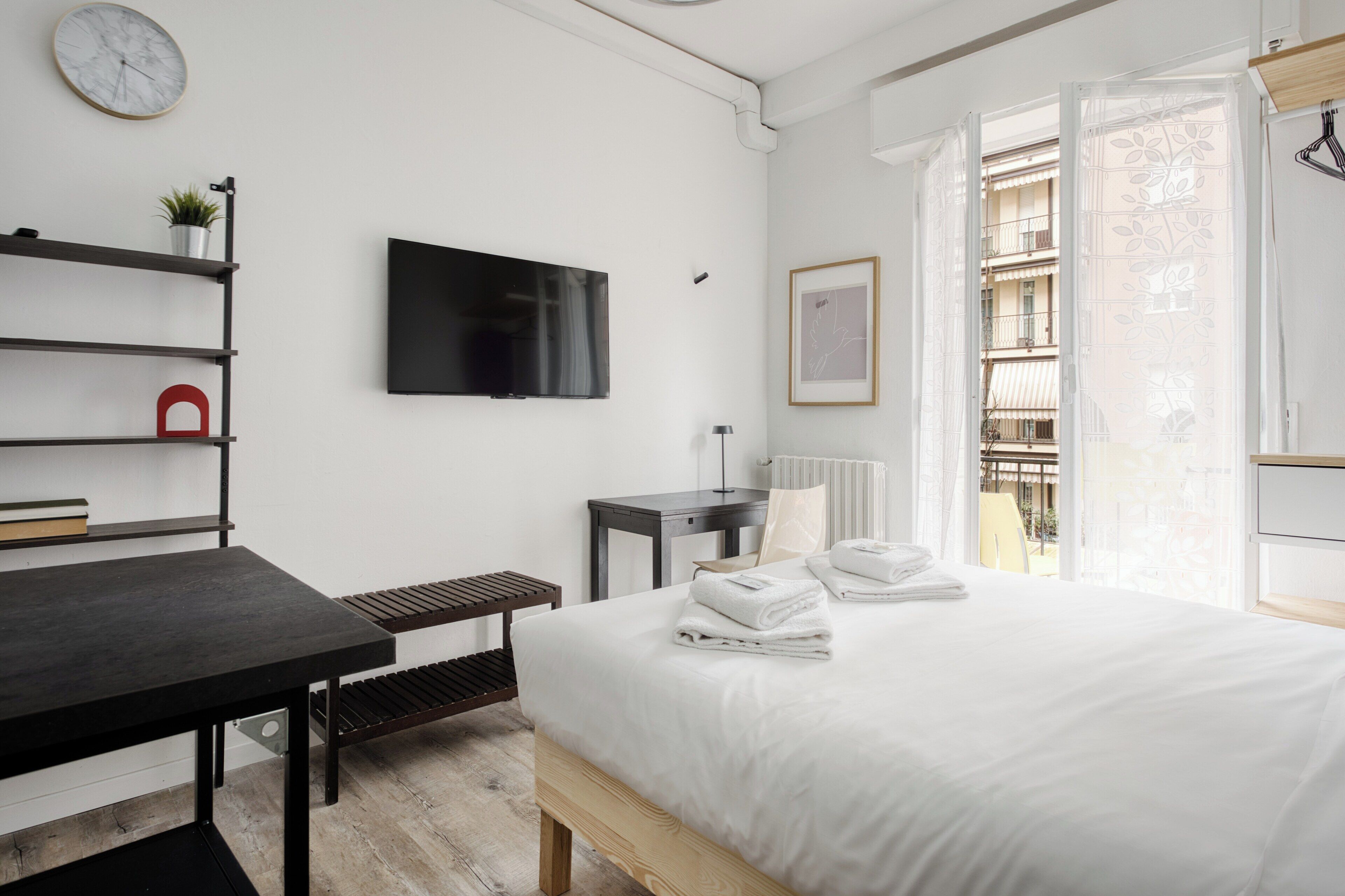 Escritorio y espacio para trabajar con laptop 