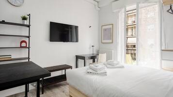 Apartamento, 2 quartos, 2 banheiros | Escrivaninha, espaço de trabalho para notebook