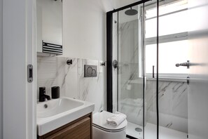 Comfort Apartment, City View | Bathroom - Elegant Studios near Station (Milan)