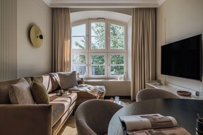 Superior-Apartment, Stadtblick | Wohnzimmer