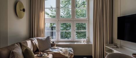 Apartament superior, vistes a la ciutat | Sala d'estar