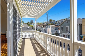 Property grounds - Capitola Sea Winds one block to Capitola Beach (Capitola)
