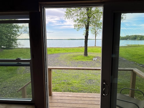 Lakeside 2-bedroom cottage with WiFi in Grand Isle
