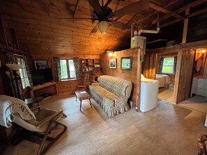 Smart TV, DVD player - Lakeside 2-bedroom cottage with WiFi in Grand Isle (Grand Isle)