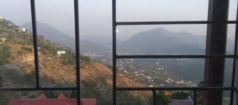 Majestic Cottage with WiFi in Bhimtal