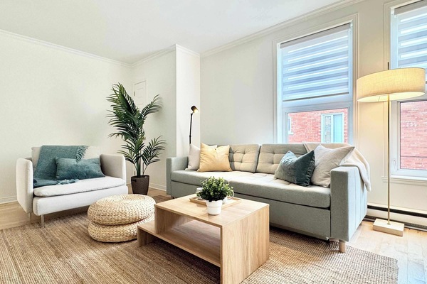 Salon cosy : profitez d'un espace baigné de lumiÚre, à la décoration moderne et aux assises confortables, avec un charmant coin lecture pour vous détendre et profiter d'un moment de calme.