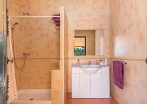 Douche, séchoir à cheveux, serviettes fournies, savon