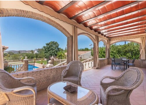 Villa Durán Esteban. Relax and unwind in this quiet and elegant villa.