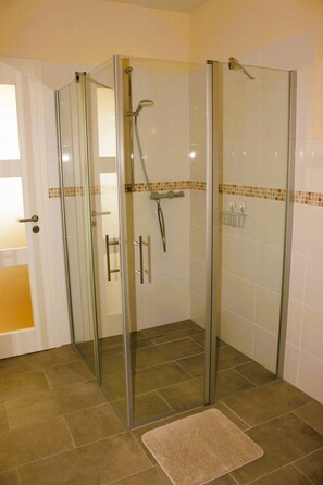 Shower, hair dryer, soap, toilet paper - Vacation apartments "Alte Meierei Twedt", vacation in a historical ambience, spacious (Twedt)