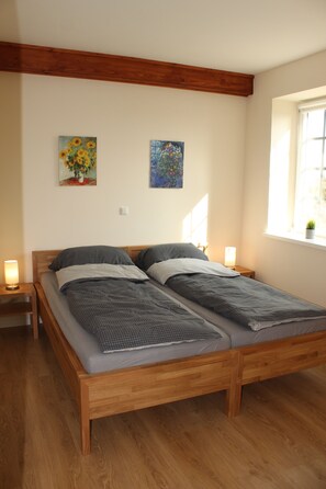 2 bedrooms, travel cot, WiFi