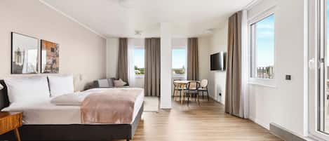 Comfort Suite, 1 Katil Ratu (Queen) dengan Katil Sofa, Balcony | Dihias secara berasingan, dilengkapkan perabot secara berasingan, meja