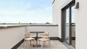 Comfort-Suite, 1 Queen-Bett und Schlafsofa, Balkon | Terrasse/Patio