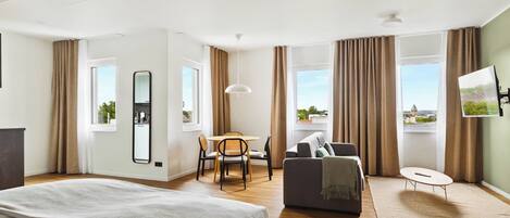 Comfort-Suite, 1 Queen-Bett und Schlafsofa | Individuell dekoriert, individuell eingerichtet, Schreibtisch