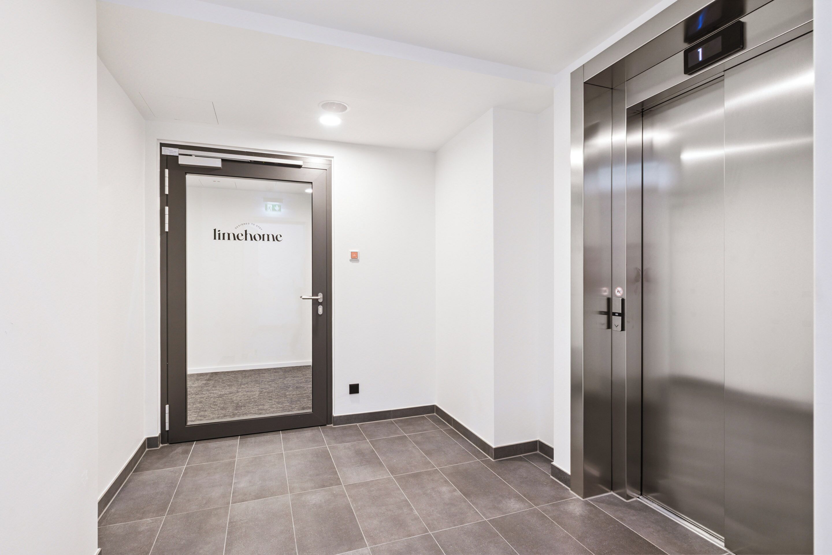 A hallway with a door labeled "limelounge" and an elevator.