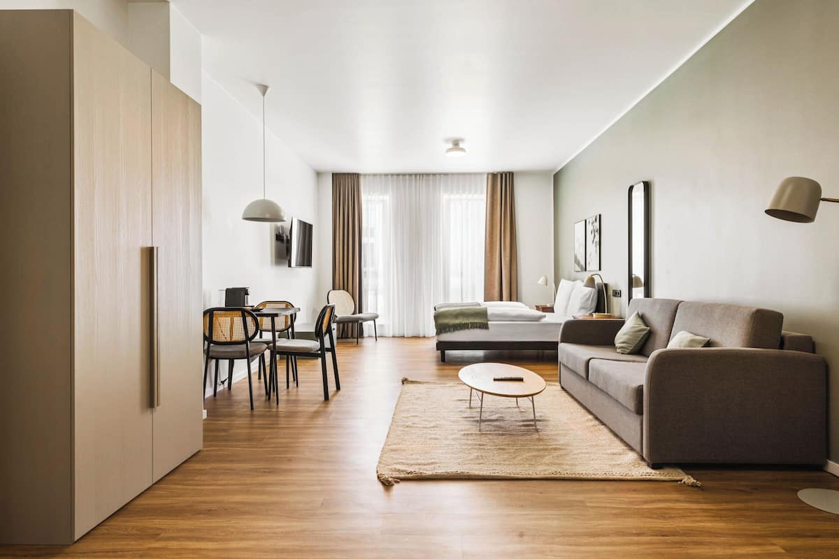 Ein modernes Wohnzimmer mit einer Couch, einem Couchtisch und einem Essbereich.
