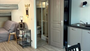 A compact living space with a kitchenette, a dining area, and a bedroom. - Cosy and relaxing atmosphere in St Zacharie, in the heart of the village. (Unknown)