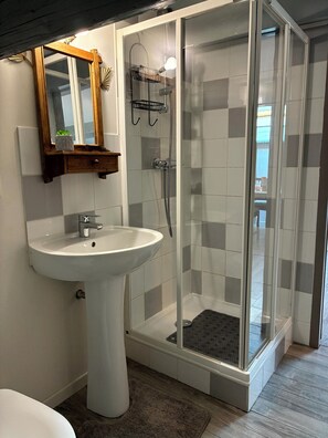 Douche, serviettes fournies, savon, papier toilette