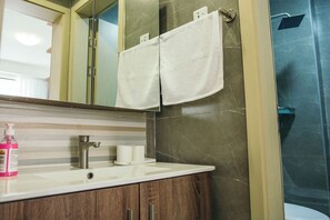 Articles de toilette gratuits, chaussons, serviettes fournies, savon