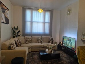 Apartment, 1 Bedroom, Balcony, City View | Living room
