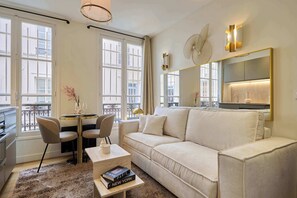 TV, offices - Elegant Studio – Bastille - Le Marais (Paris)