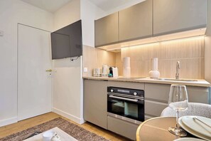 Jääkaappi, mikroaaltouuni, liesi, kahvin-/teenkeitin