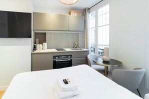 Strykjärn/strykbräda, resesäng, wi-fi och sängkläder