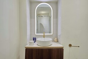 Suihku, hiustenkuivaaja, sampoo